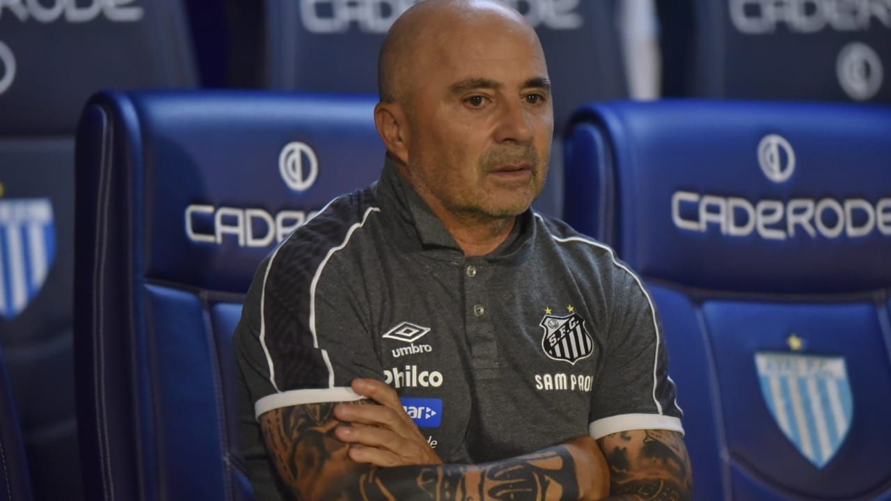 Torcida do Santos grita nome de Sampaoli após goleada sofrida para o Vasco