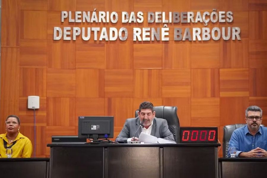 Deputados aprovam projeto que monitora redes sociais com IA para prevenir depressão e suicídio
