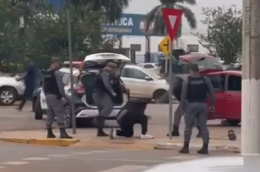 policiais são afastados de cargo após agredirem homem com barra de ferro