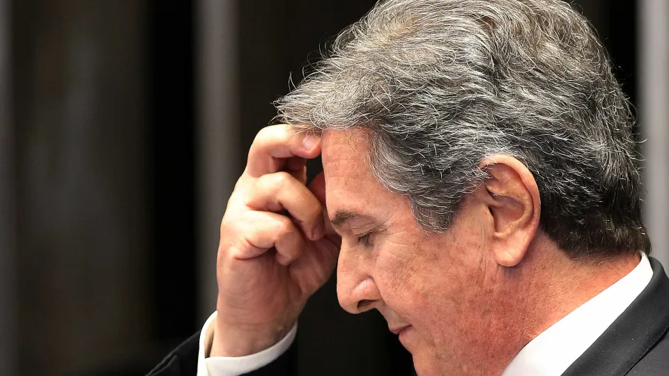 Collor deixa presídio em Maceió para cumprir prisão domiciliar após 6 dias