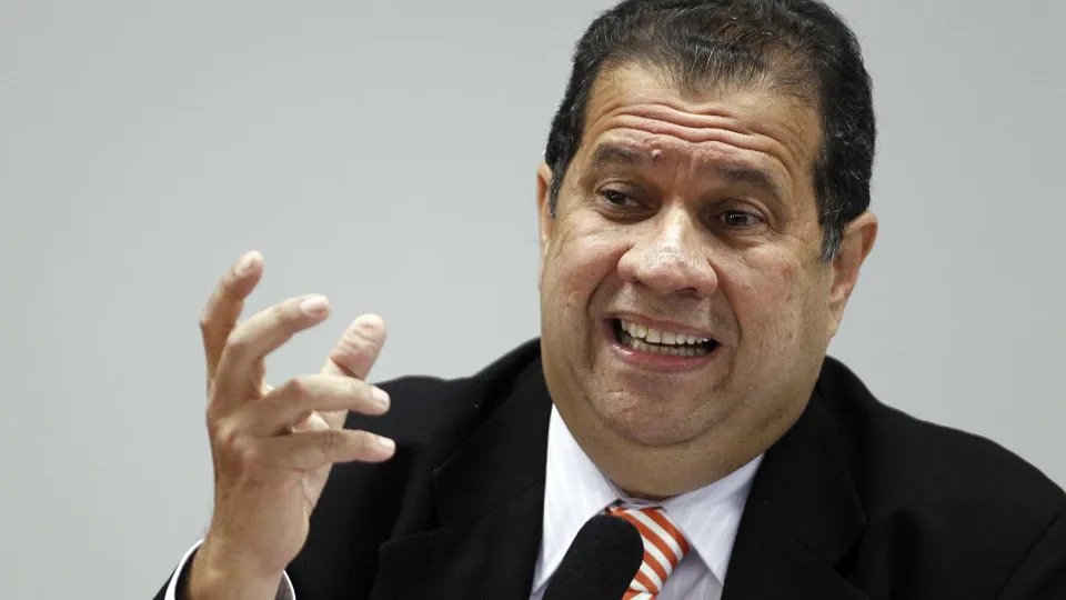 Após fraude no INSS, Lupi pede demissão do Ministério da Previdência