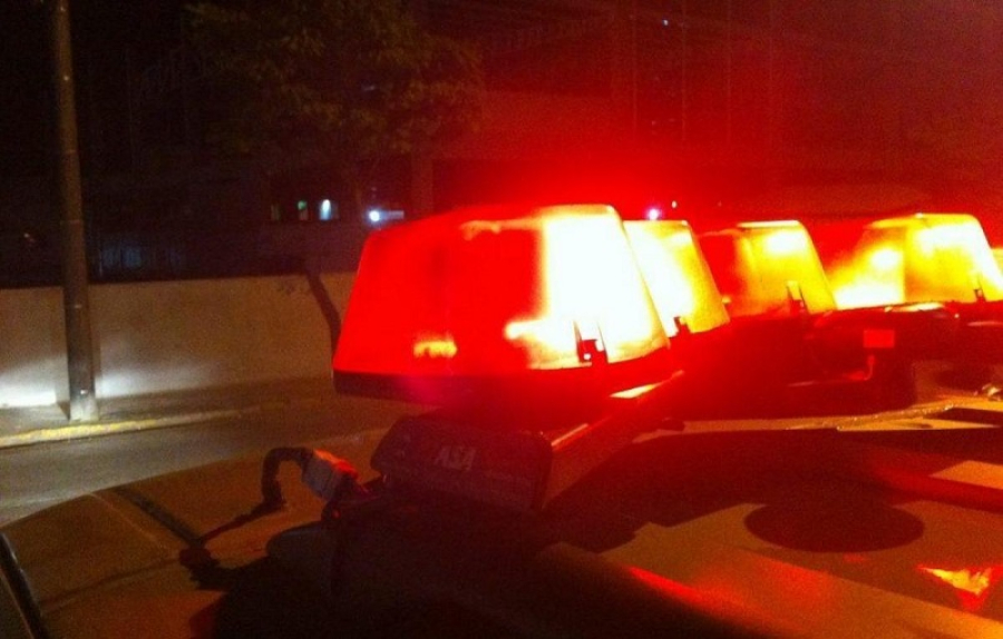 Homem pula em cima de viatura após tentar esfaquear o namorado