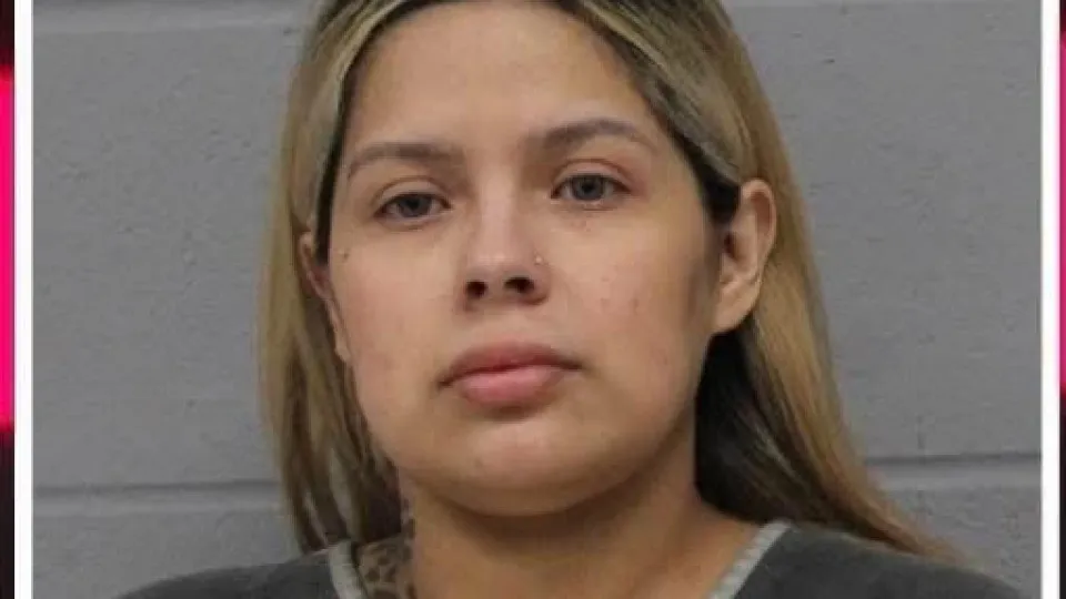 Menina é achada presa em armário; polícia alerta para irmã desaparecida