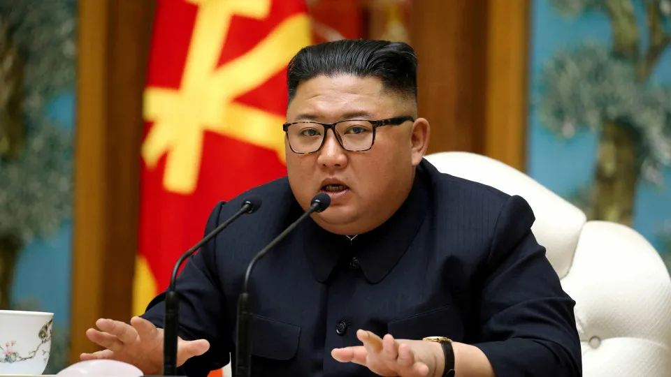 Kim Jong-un determina aumento da produção de projéteis da Coreia do Norte