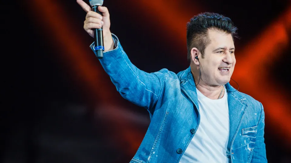 Cantor Marrone cai do palco, bate a cabeça e show é encerrado em Goiás