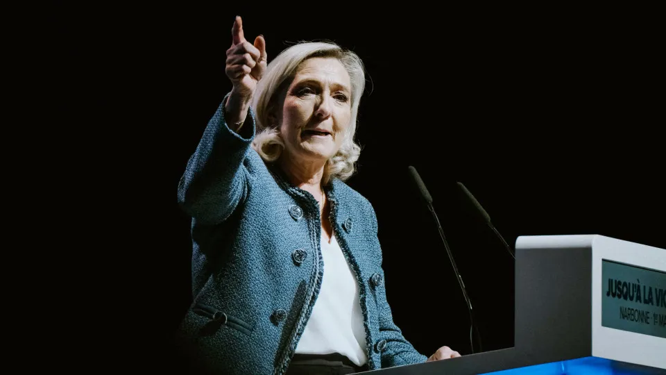 Le Pen acusa Macron de estar " se preparando para a guerra" na Ucrânia